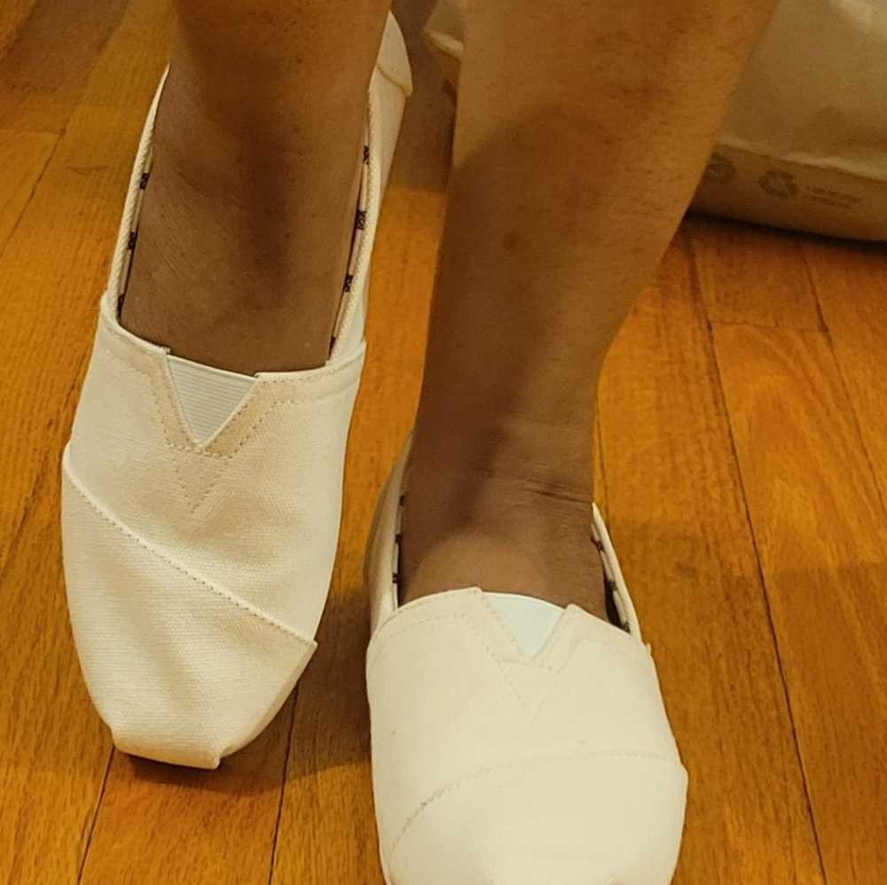 Tom's Women"s Classic Solid Canvas Slip on Flat Shoes